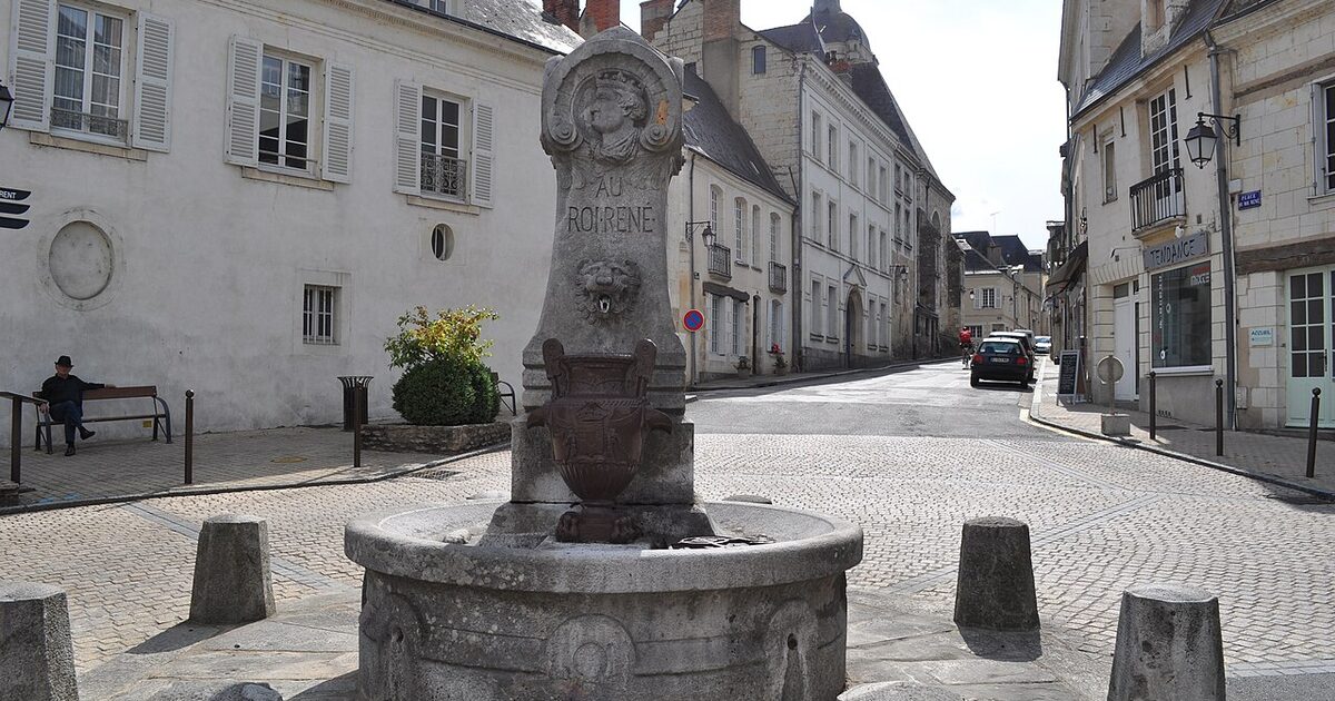 Baugé-en-Anjou — photo réelle (Wikimedia Commons, Skouame)