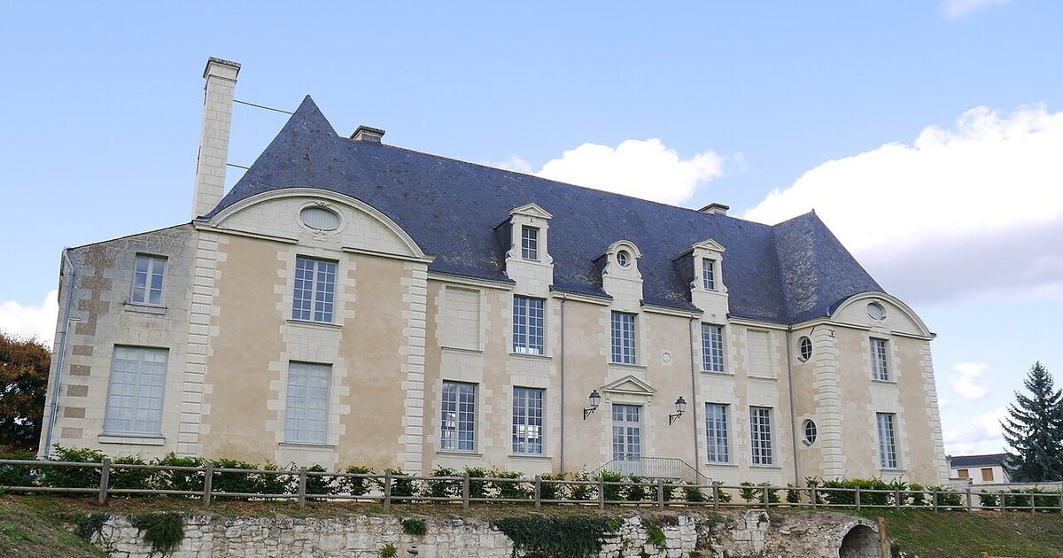 Bellevigne-les-Châteaux — photo réelle (Wikimedia Commons, Simon de l'Ouest)