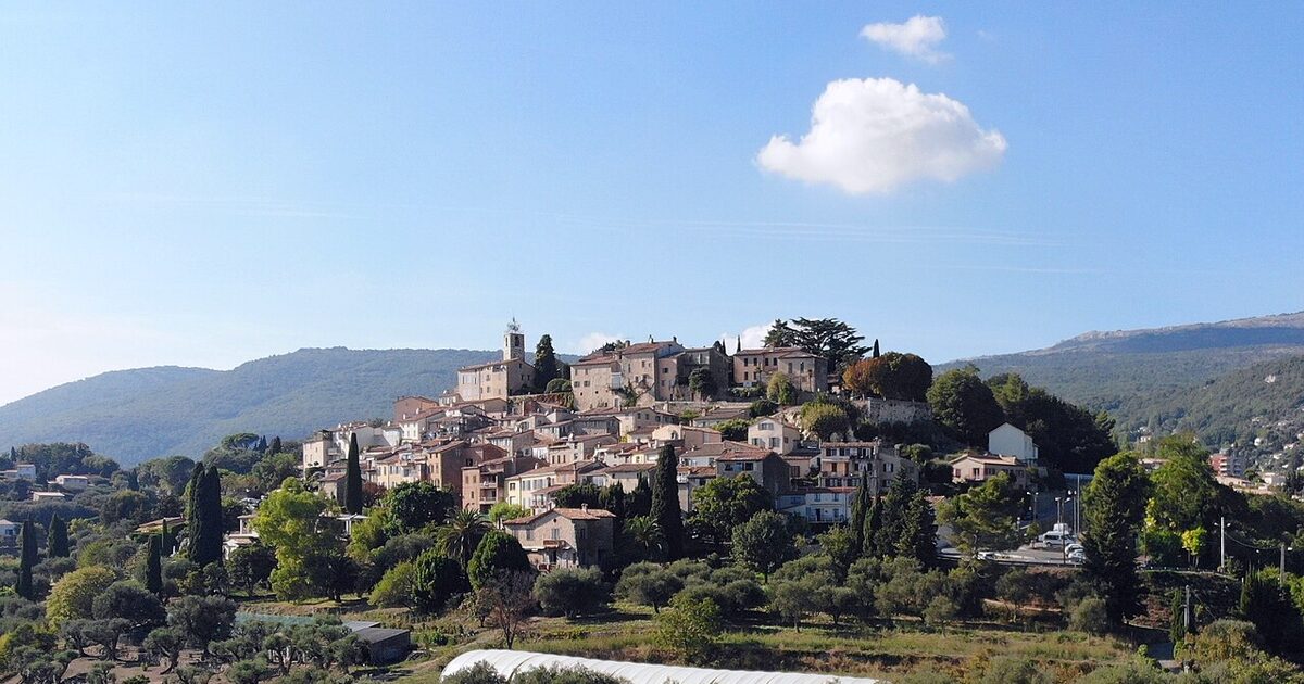 Châteauneuf-Grasse — photo réelle (Wikimedia Commons, Olivier Cleynen)