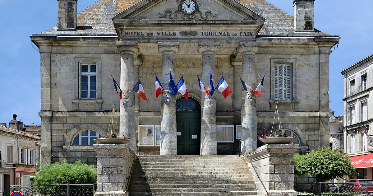 Châteauneuf-sur-Charente — photo réelle (Wikimedia Commons, JLPC)