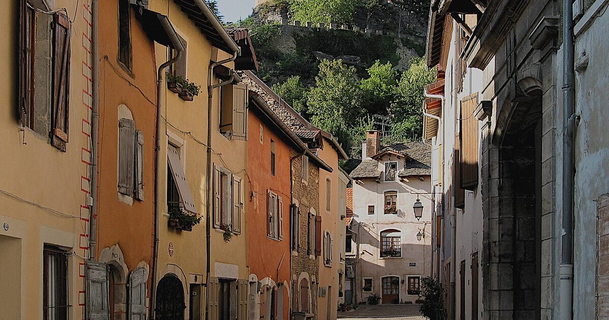 Crémieu — photo réelle (Wikimedia Commons, Rolf Süssbrich)