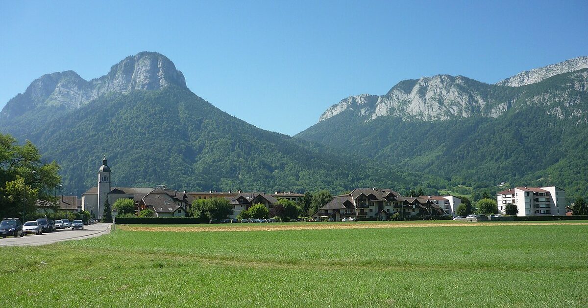 Doussard — photo réelle (Wikimedia Commons, Rémih)