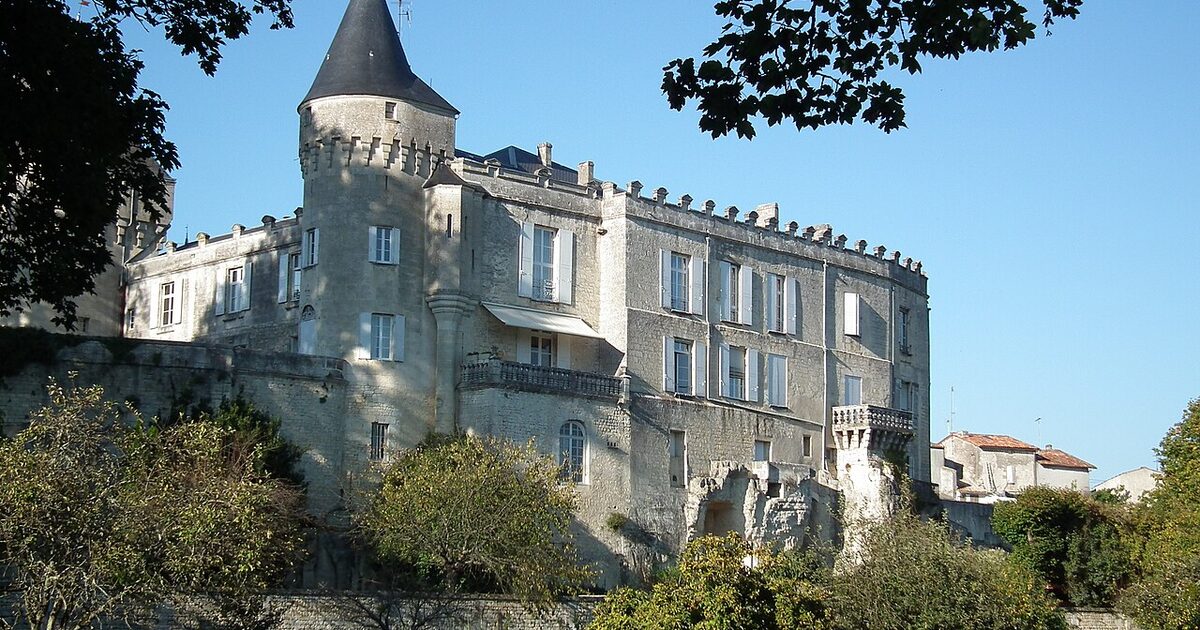 Jonzac — photo réelle (Wikimedia Commons, Cobber17)