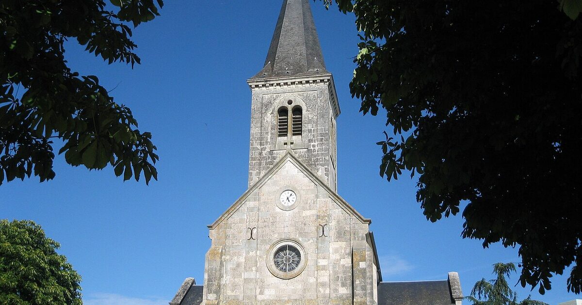 La Chapelle-Saint-Ursin — photo réelle (Wikimedia Commons, Neigedvt)