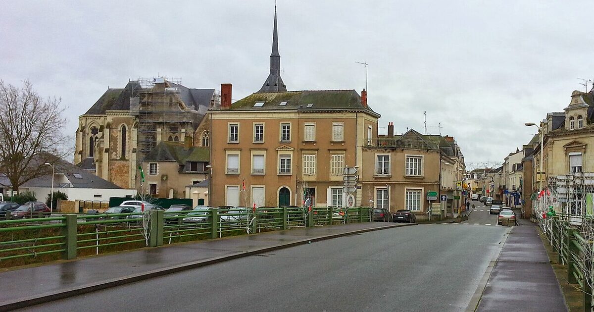 Le Lion-d'Angers — photo réelle (Wikimedia Commons, Gilles Guillamot)