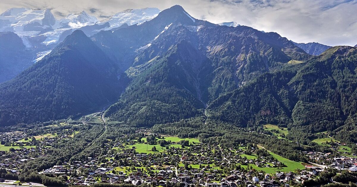 Les Houches — photo réelle (Wikimedia Commons, Tiia Monto)