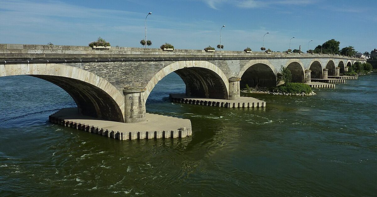 Les Ponts-de-Cé — photo réelle (Wikimedia Commons, Glabb)