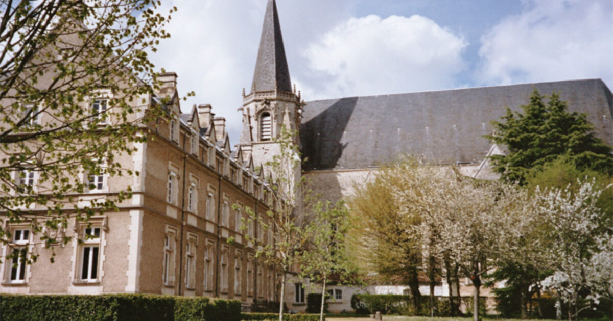 Ligugé — photo réelle (Wikimedia Commons, UnknownUnknown Eric Menneteau)