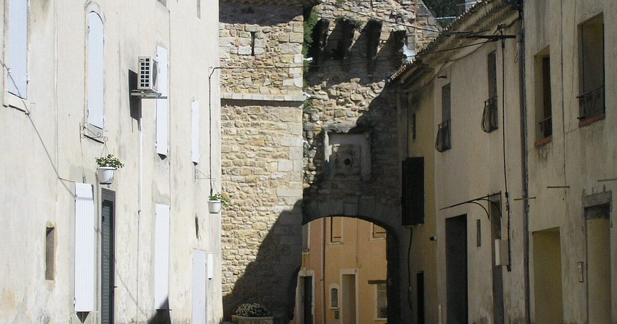 Mondragon — photo réelle (Wikimedia Commons, Yodie)