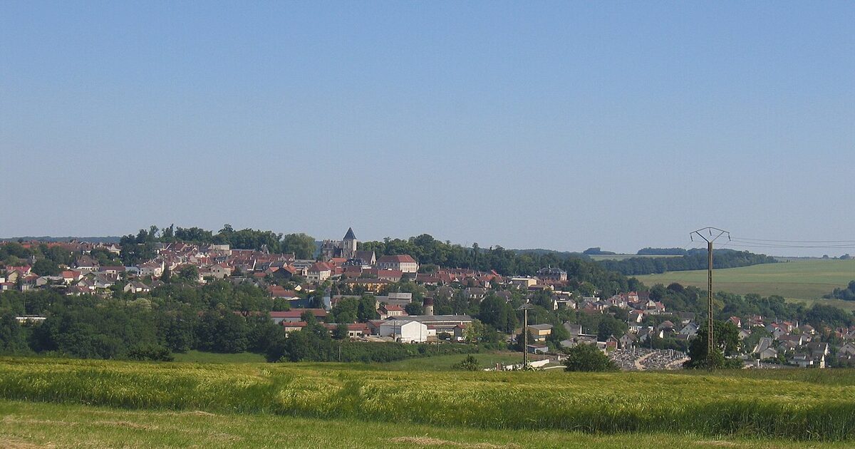 Montmirail — photo réelle (Wikimedia Commons, Thibault.taillandier)