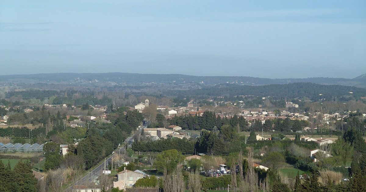 Mouriès — photo réelle (Wikimedia Commons, TouN)