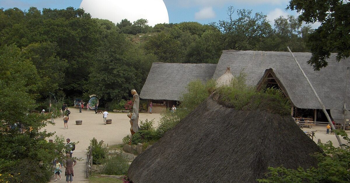 Pleumeur-Bodou — photo réelle (Wikimedia Commons, Ash_Crow)