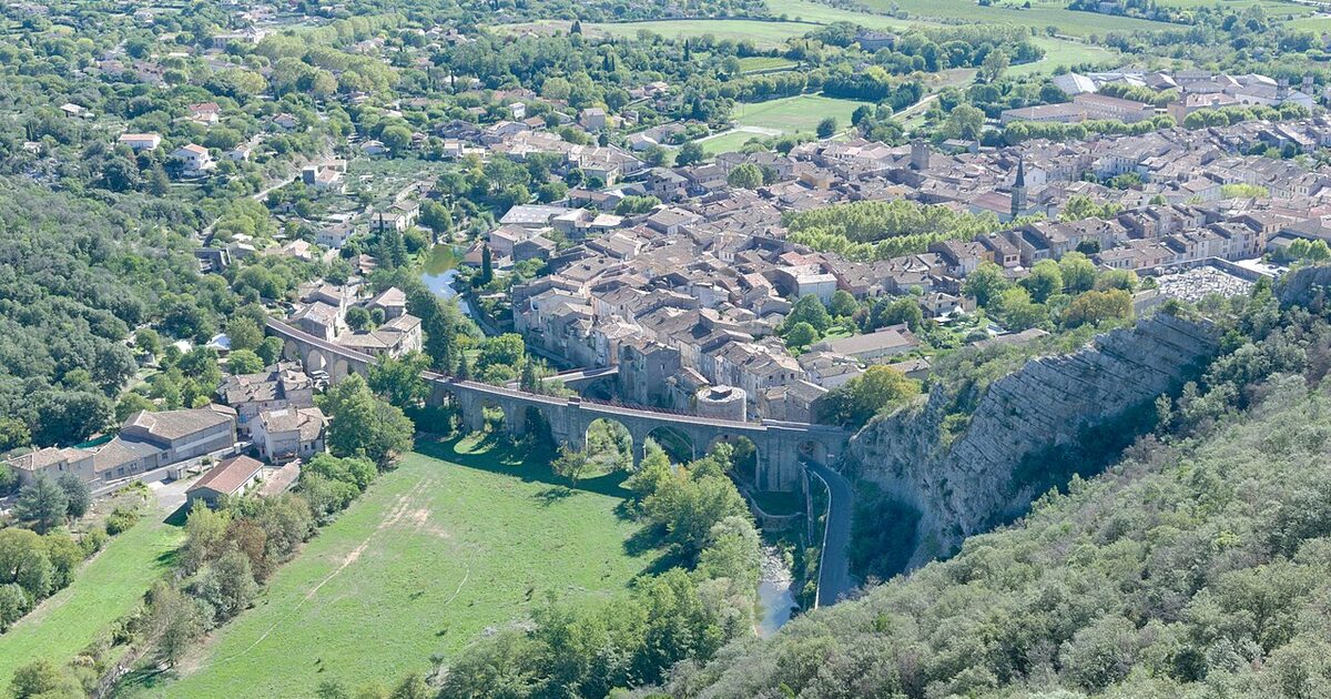Saint-Hippolyte-du-Fort — photo réelle (Wikimedia Commons, Anthony Morel)