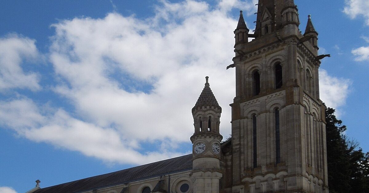 Saint-Julien-l'Ars — photo réelle (Wikimedia Commons, Cosal)