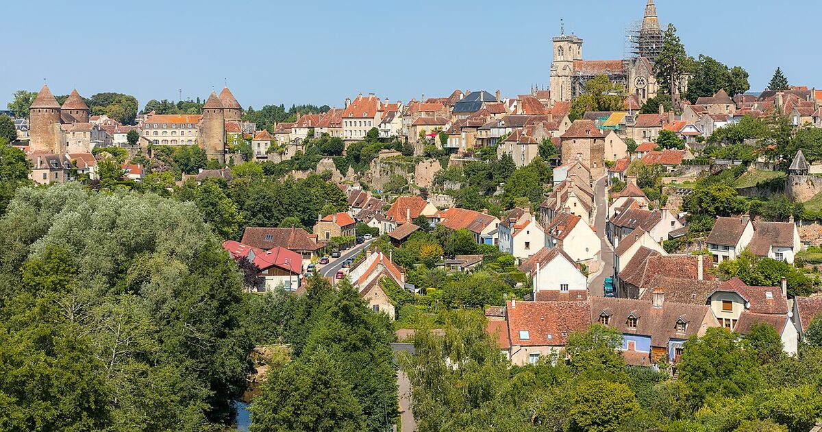 Semur-en-Auxois — photo réelle