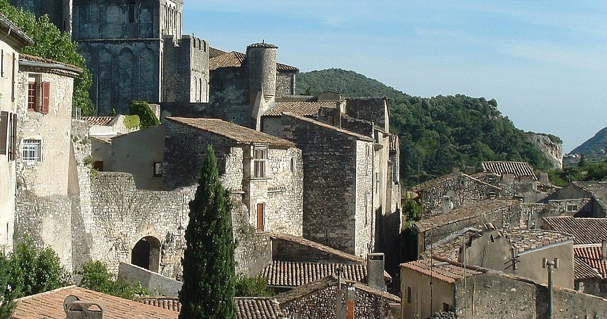 Viviers — photo réelle (Wikimedia Commons, MOSSOT)